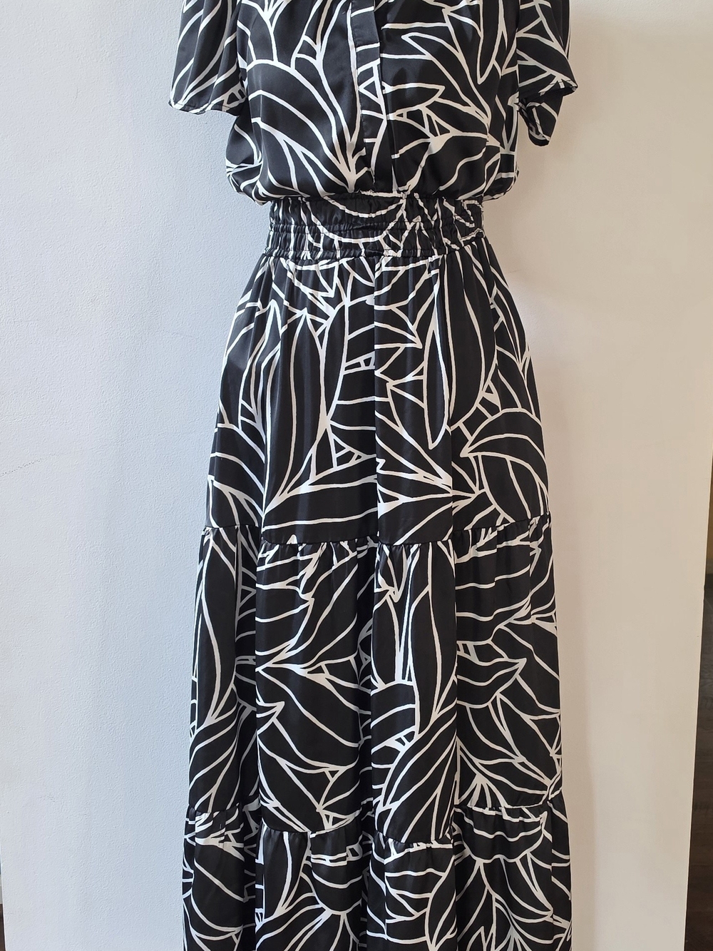 Tahari Black and White Leaf-Print Tiered Maxi Dress